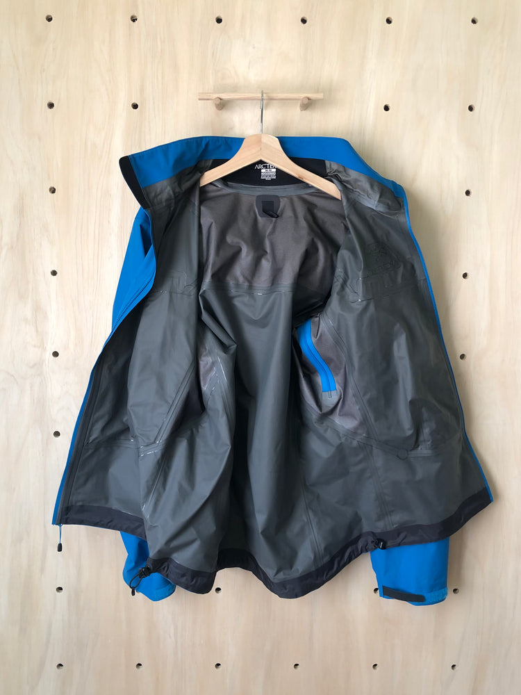 '16 Beta LT Hybrid Jacket Macaw (M)