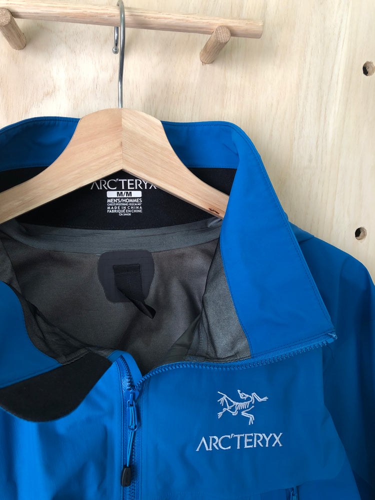 '16 Beta LT Hybrid Jacket Macaw (M)